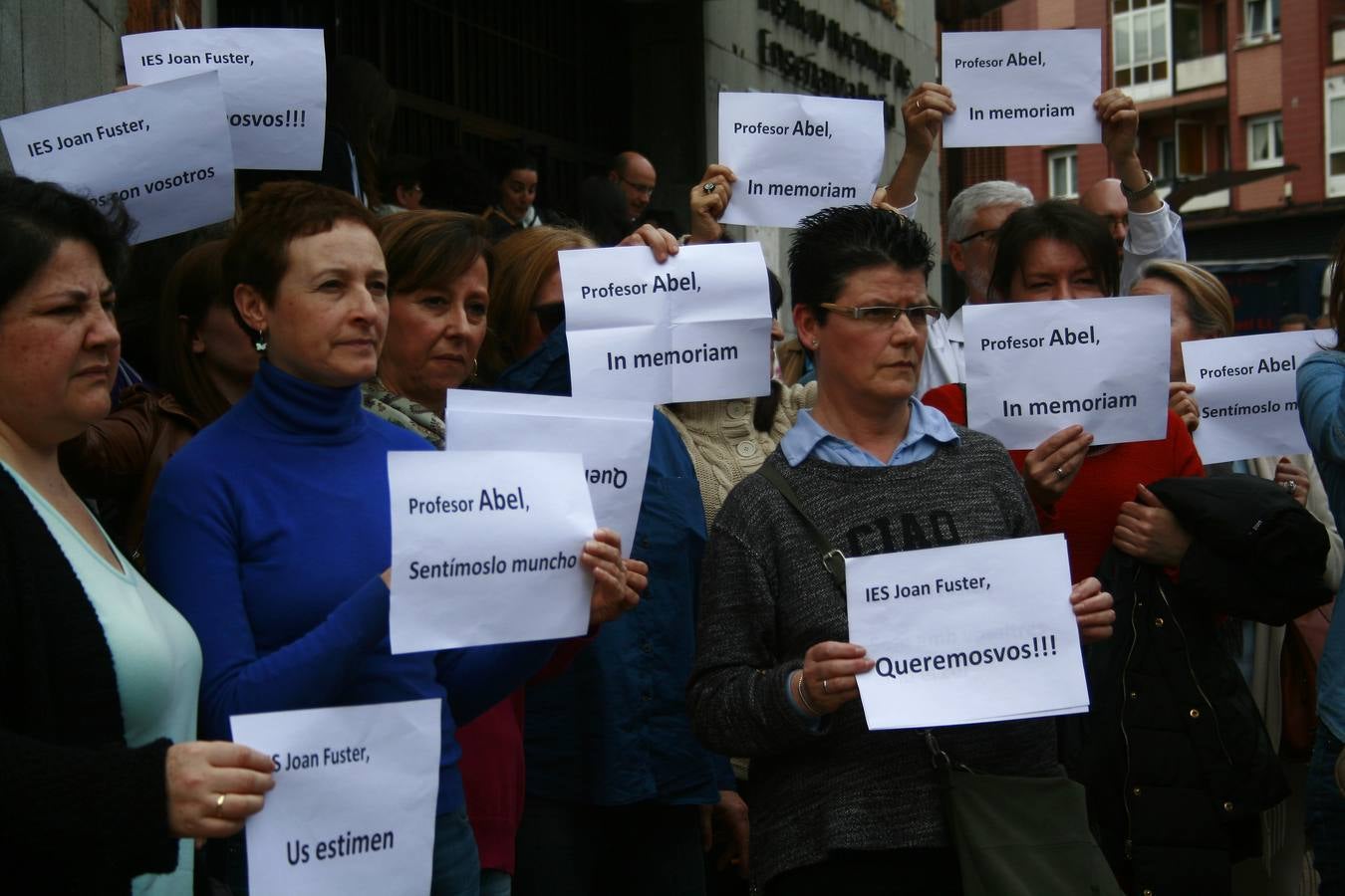 En los IES Jovellanos y Jimena, profesores y alumnos se han concentrado con carteles de apoyo.