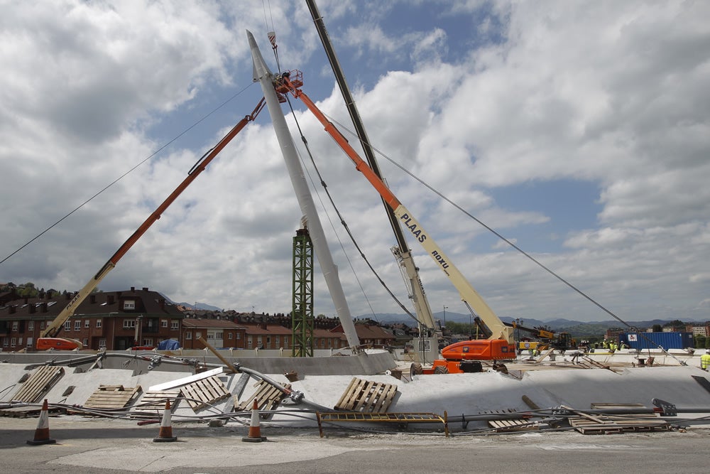 Así se levanta la pasarela de La Florida