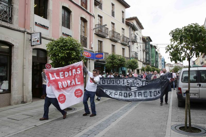 Protesta en Llanes contra el plan urbanístico