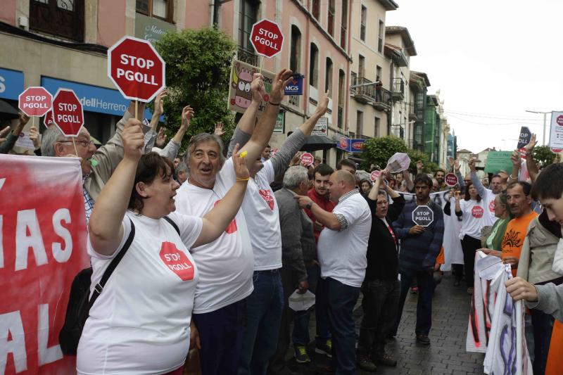 Protesta en Llanes contra el plan urbanístico