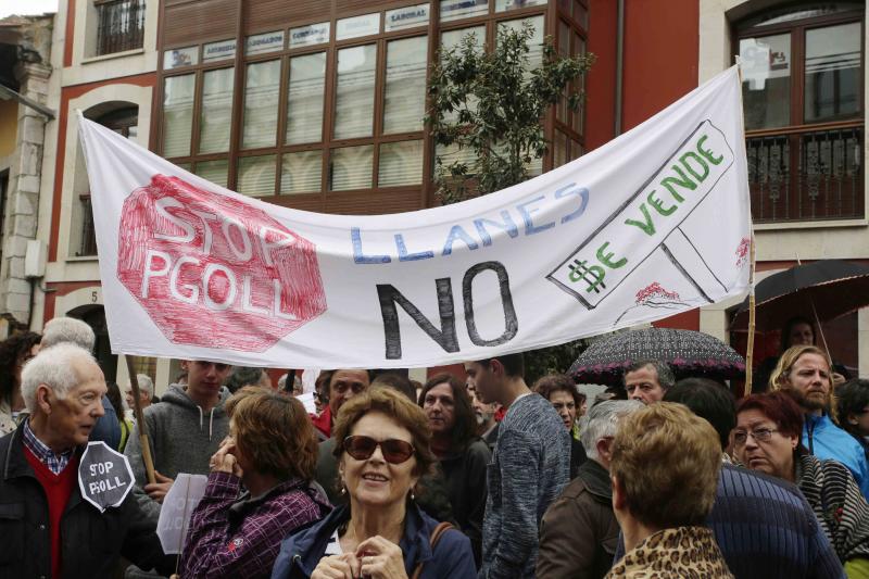 Protesta en Llanes contra el plan urbanístico