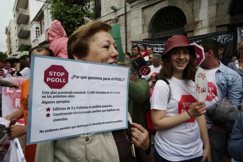 Protesta en Llanes contra el plan urbanístico