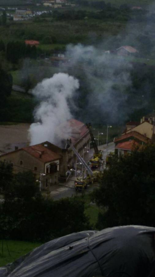 Un incendio calcina un edificio en Perán, Carreño