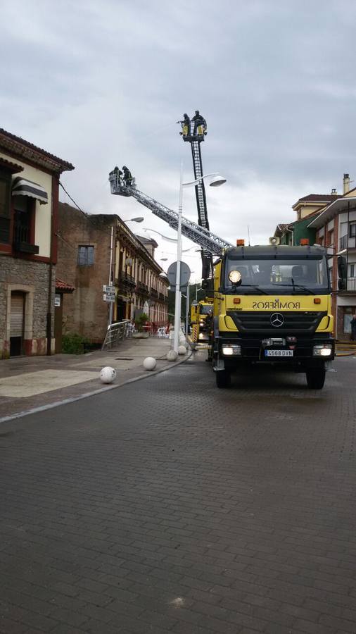 Un incendio calcina un edificio en Perán, Carreño