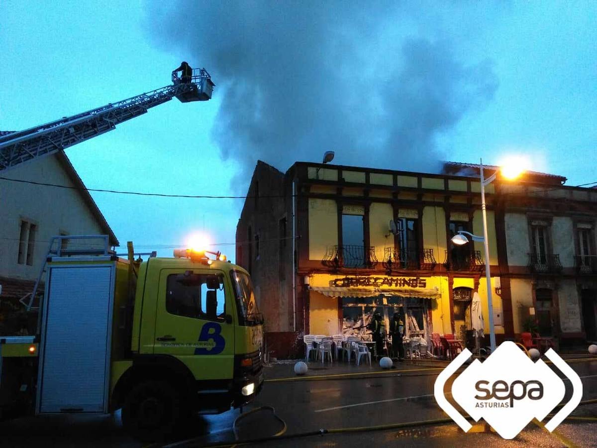 Un incendio calcina un edificio en Perán, Carreño