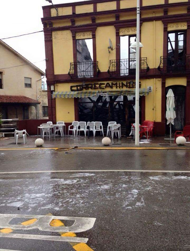 Así quedó el edificio del Bar Correcaminos, en Perán (Carreño), tras el incendio