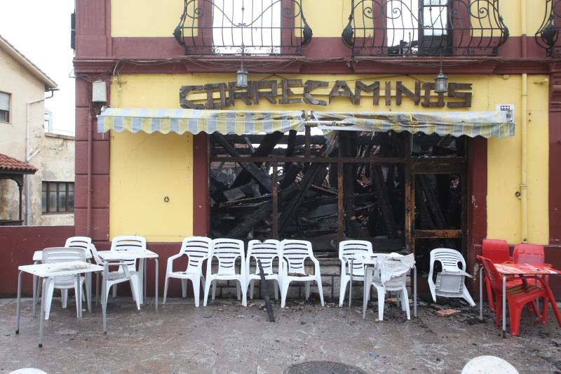 Así quedó el edificio del Bar Correcaminos, en Perán (Carreño), tras el incendio