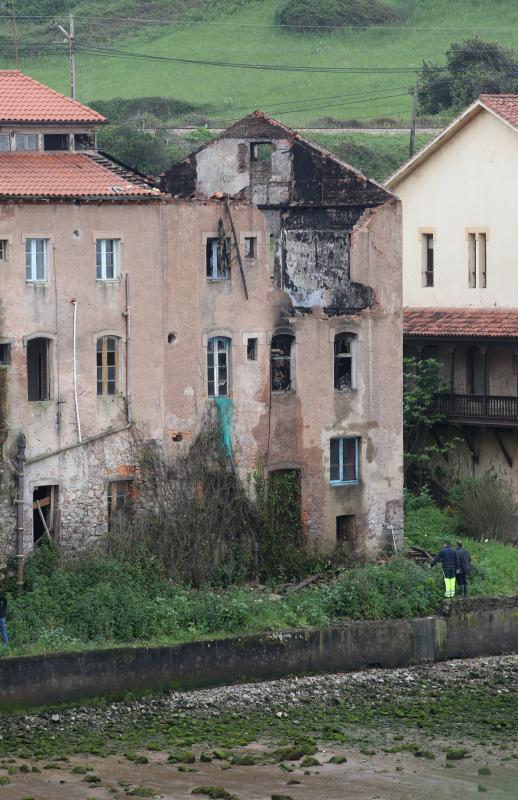 Así quedó el edificio del Bar Correcaminos, en Perán (Carreño), tras el incendio