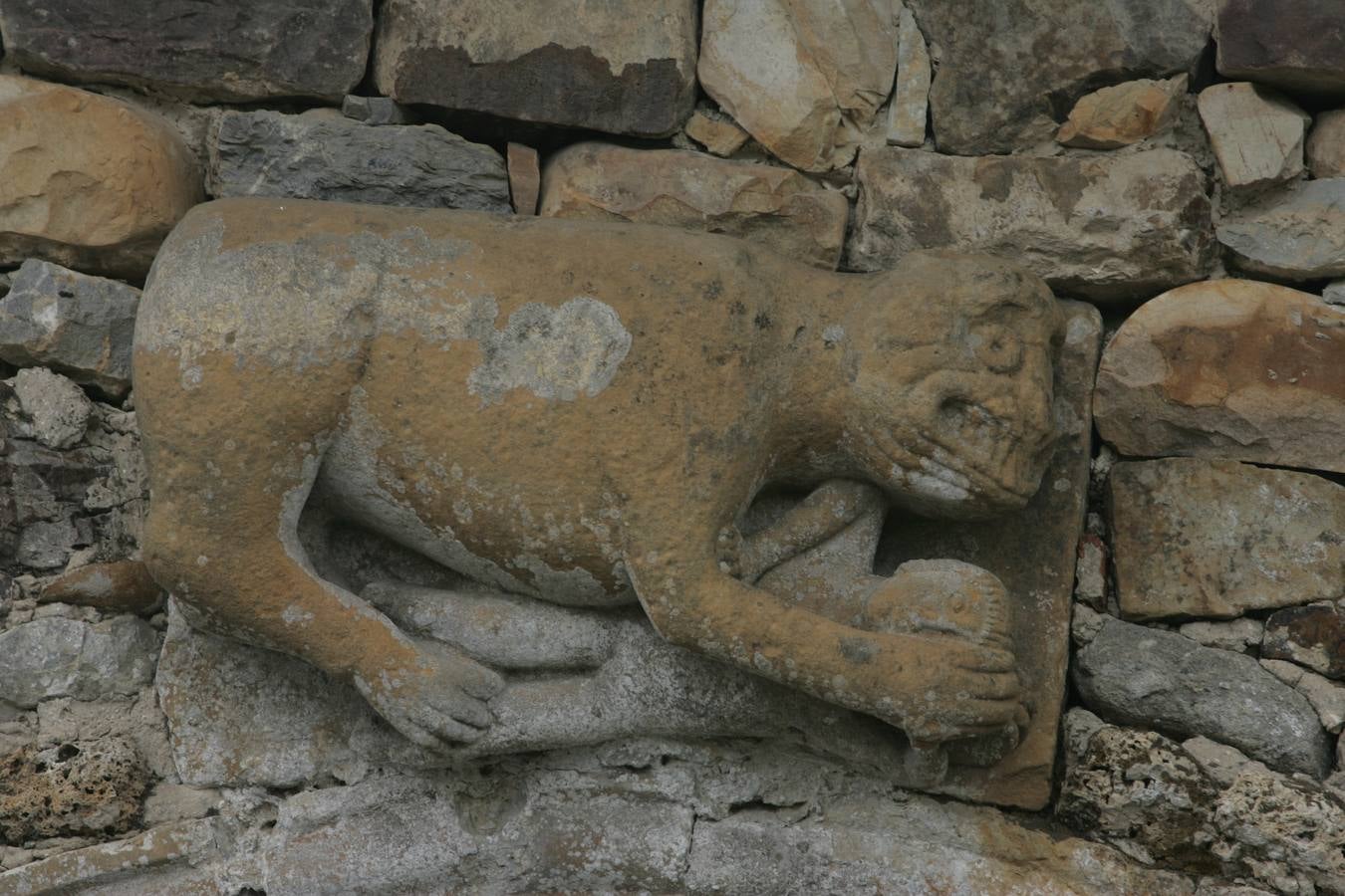 Talla de un monstruo en la fachada del monasterio de Cornellana.