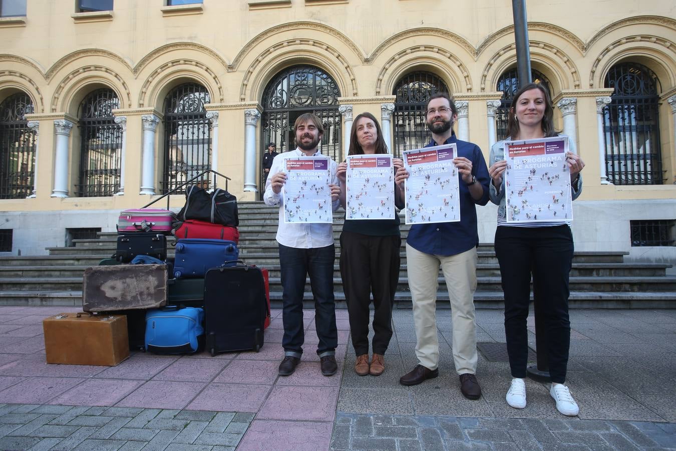 La candidatura regional de Podemos llevó maletas para la clase política a las puertas de la Junta.