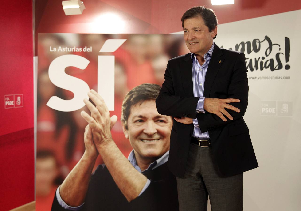 Javier Fernández presentó su cartel electoral en la sede de su partido.