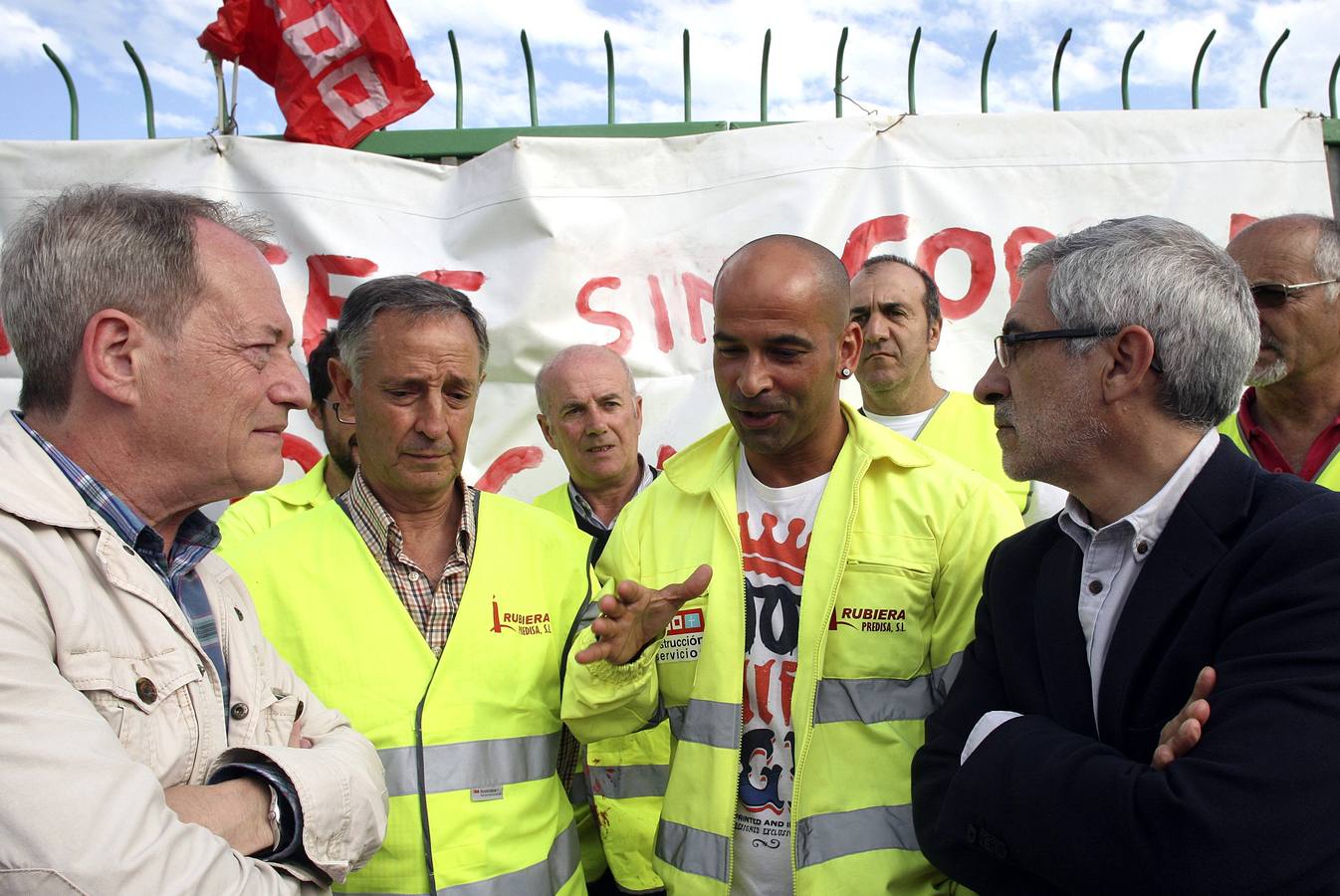 Llamazares y Aurelio Martín iniciaron la campaña junto a los trabajadores de Rubiera Predisa.