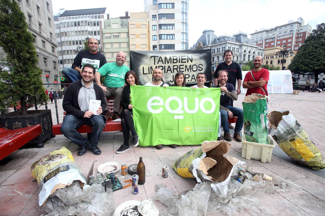 Equo esparció basura para prometer que también limpiarán la política asturiana.