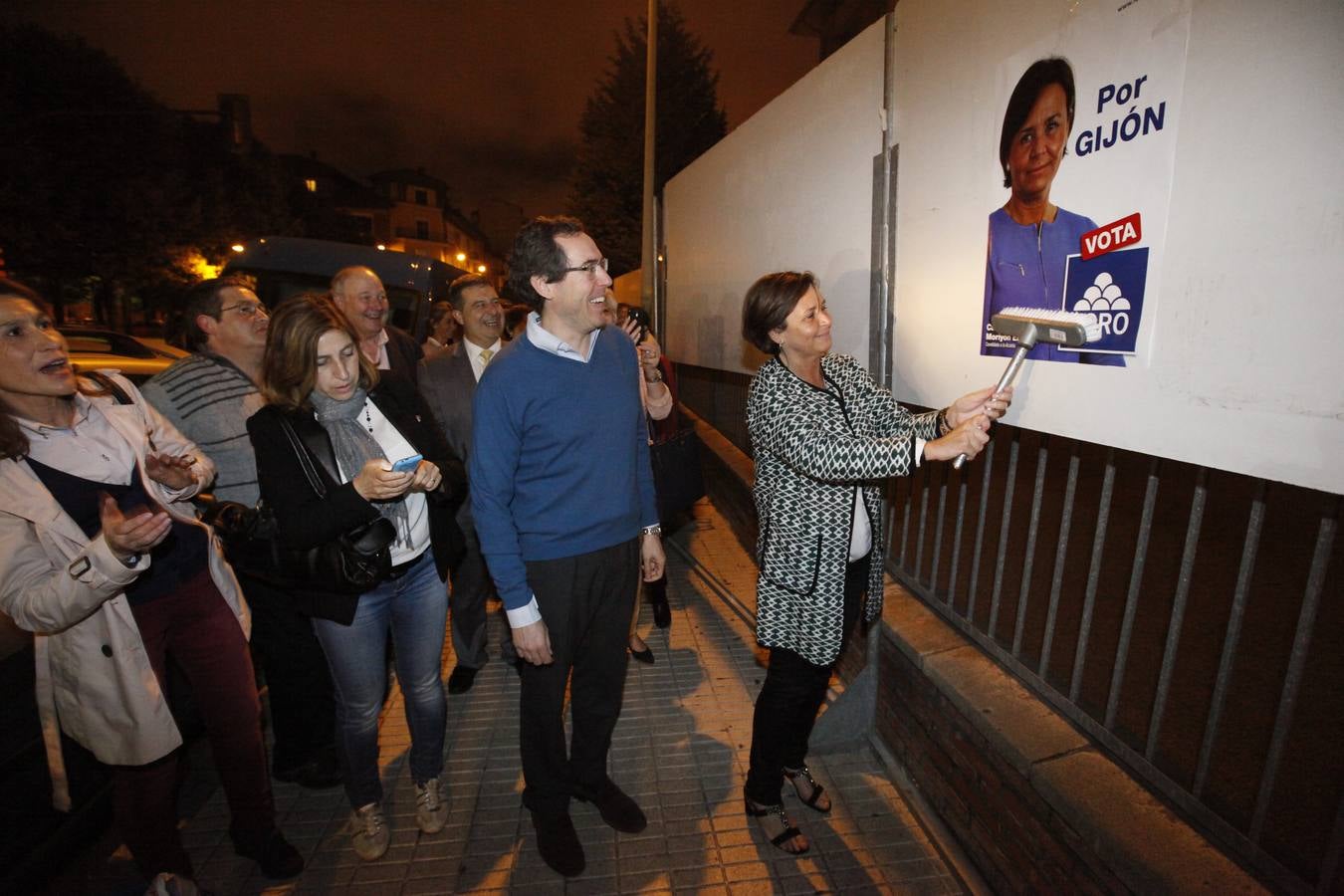 Moriyón pega el primer cartel de Foro en Gijón