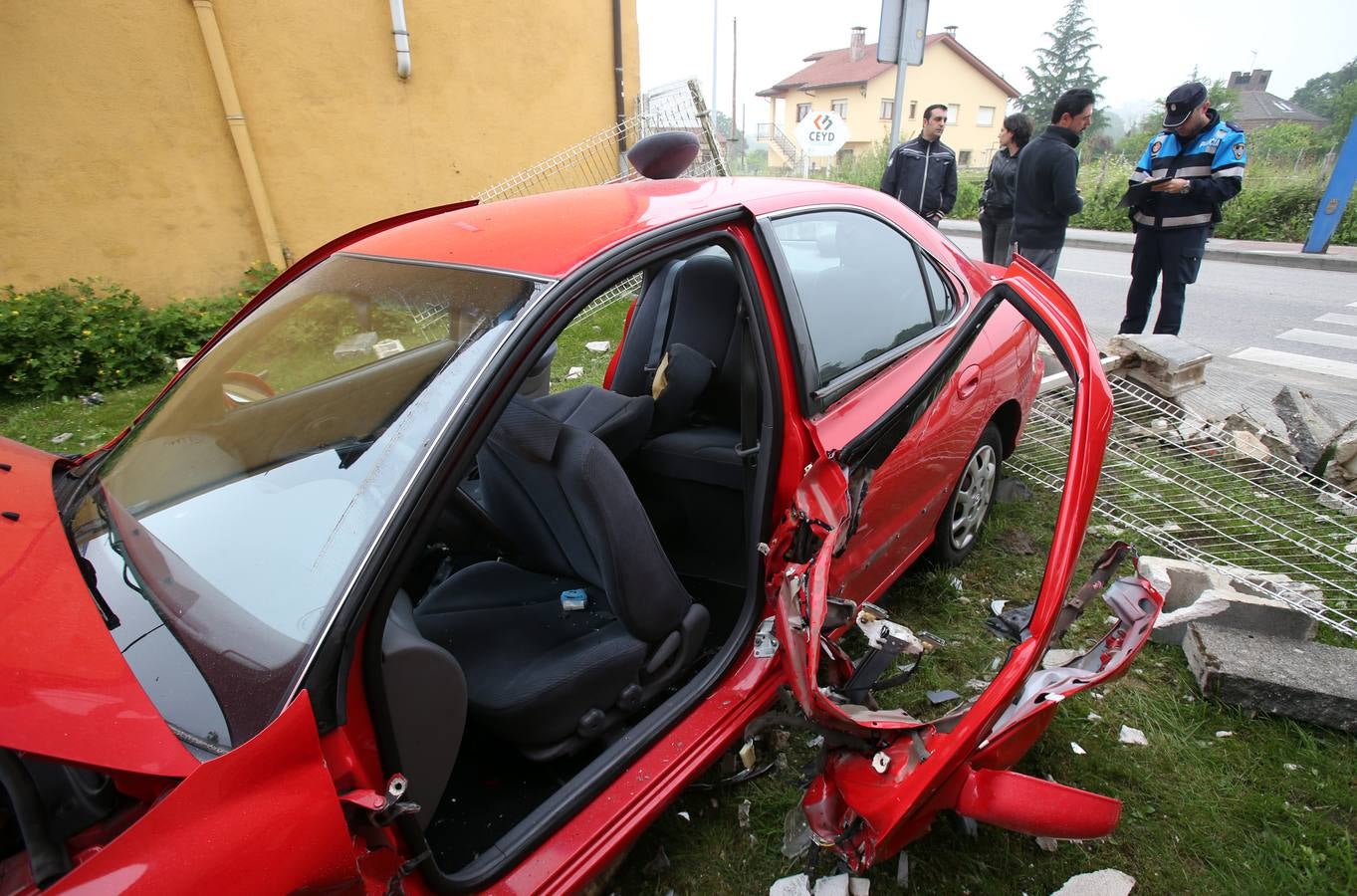 Tres heridos en un choque entre dos vehículos en Oviedo