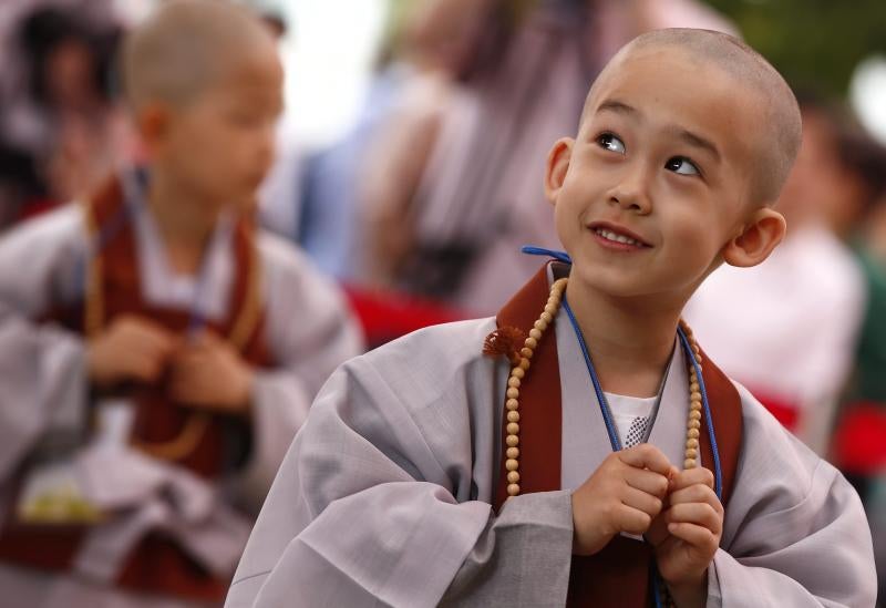 Pequeños monjes budistas durante dos semanas