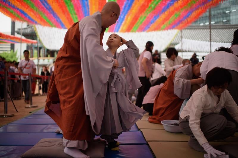 Pequeños monjes budistas durante dos semanas