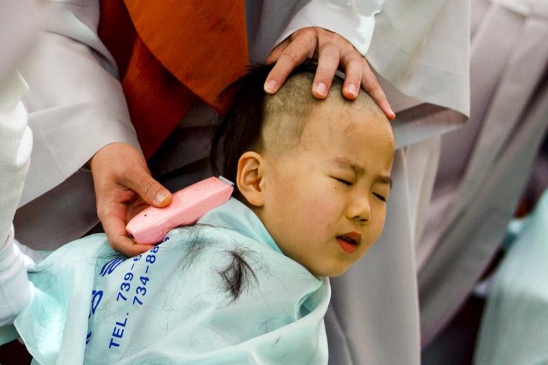 Pequeños monjes budistas durante dos semanas