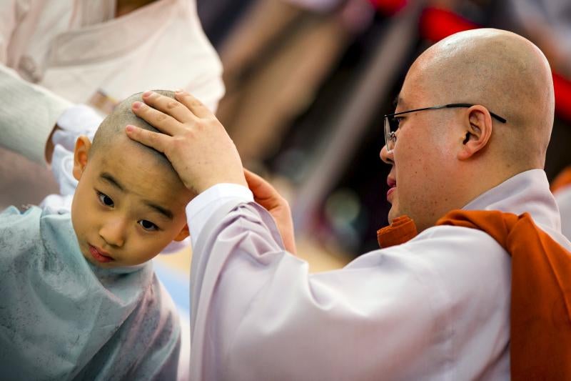 Pequeños monjes budistas durante dos semanas