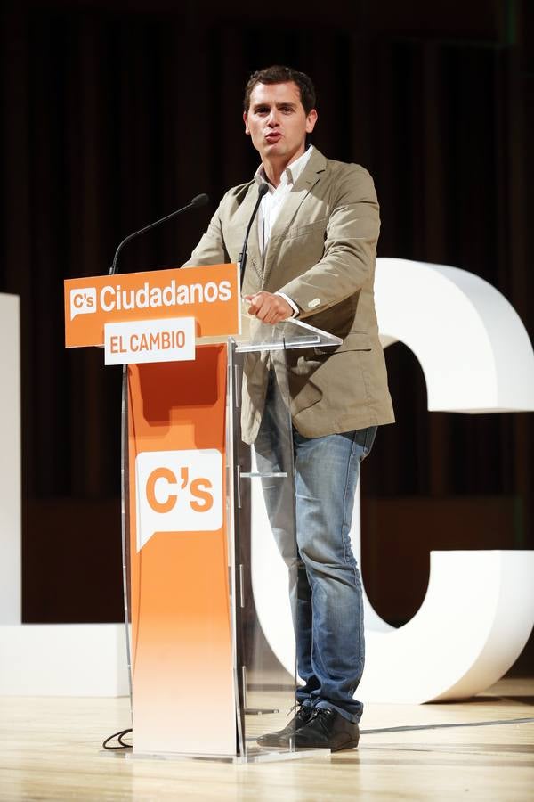 El mitin en Oviedo de Albert Rivera, líder de Ciudadanos, en imágenes