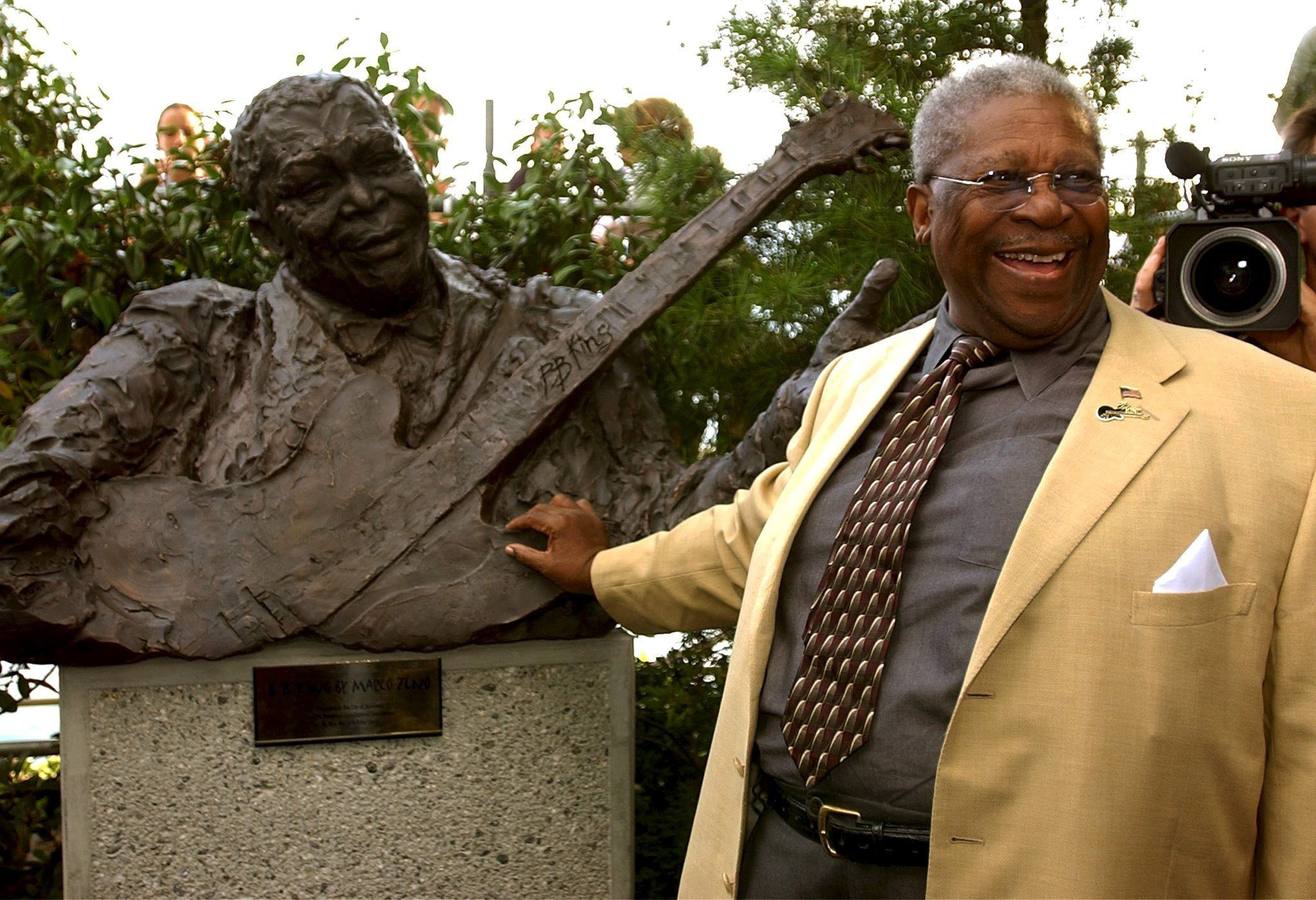 B. B. King, junto a su estatua en Montreux, en 2002.