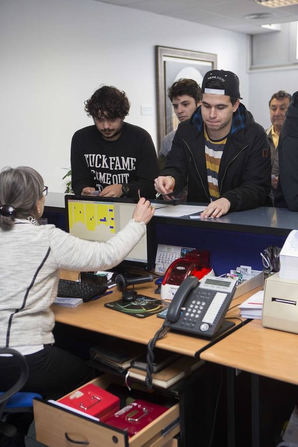 Colas para comprar las entradas del partido entre el Real Oviedo y el Cádiz