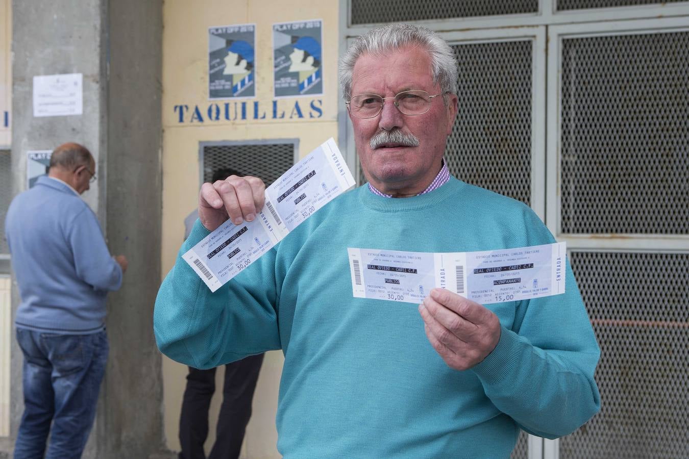 Colas para comprar las entradas del partido entre el Real Oviedo y el Cádiz