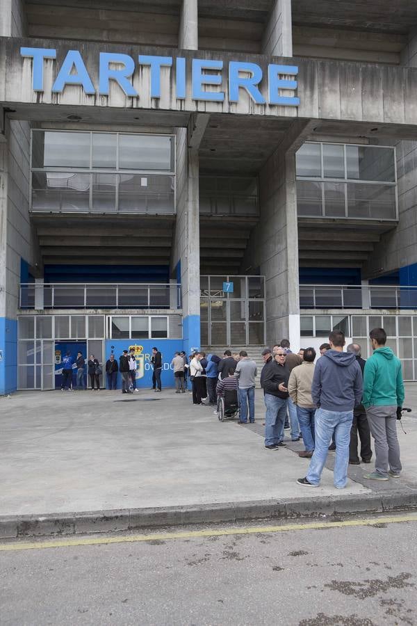 Colas para comprar las entradas del partido entre el Real Oviedo y el Cádiz