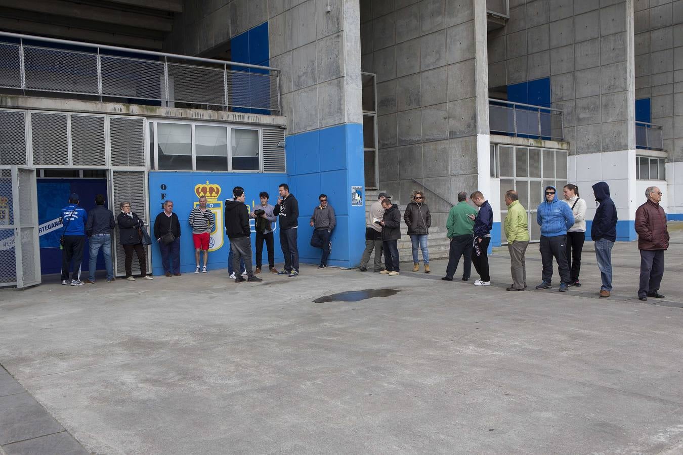 Colas para comprar las entradas del partido entre el Real Oviedo y el Cádiz