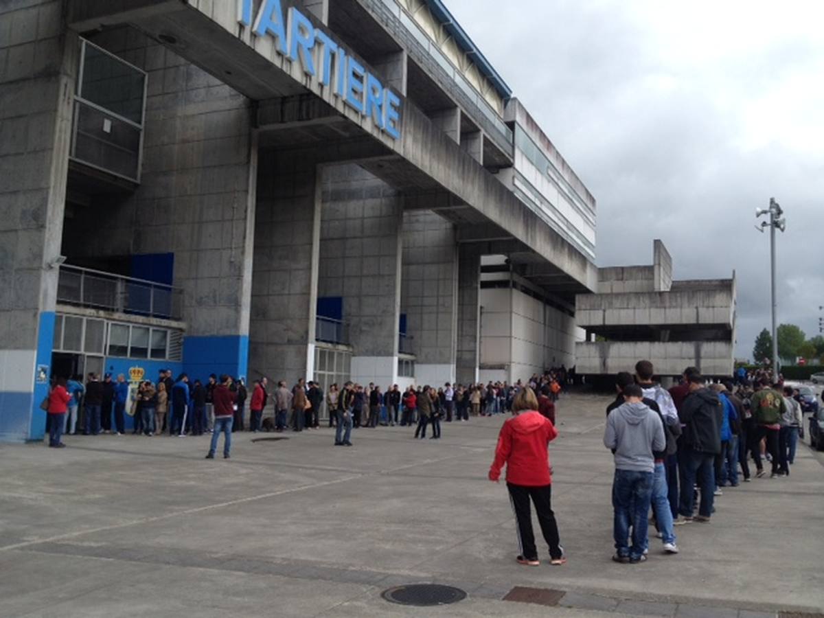 Colas para comprar las entradas del partido entre el Real Oviedo y el Cádiz