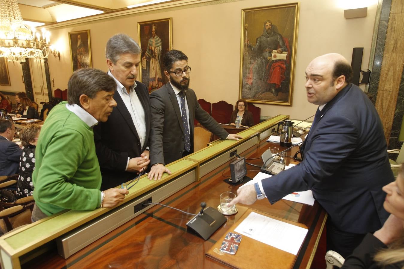 Pleno con bronca en el Ayuntamiento de Oviedo