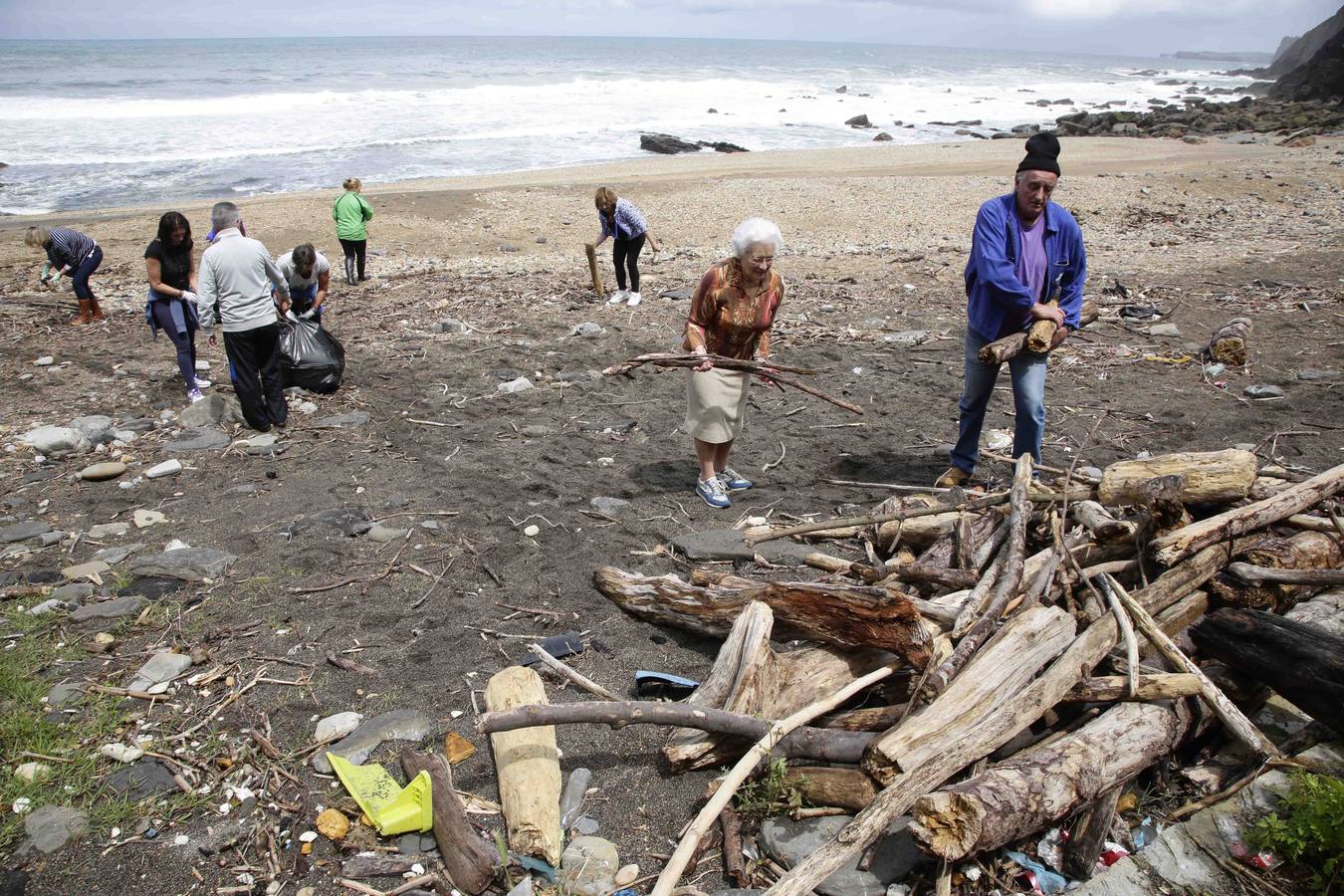 Sextaferia para limpiar la playa de La Atalaya