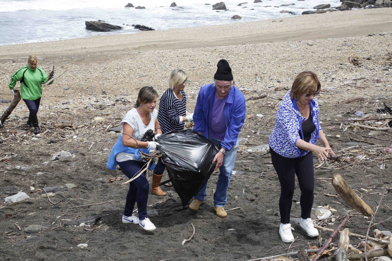 Sextaferia para limpiar la playa de La Atalaya