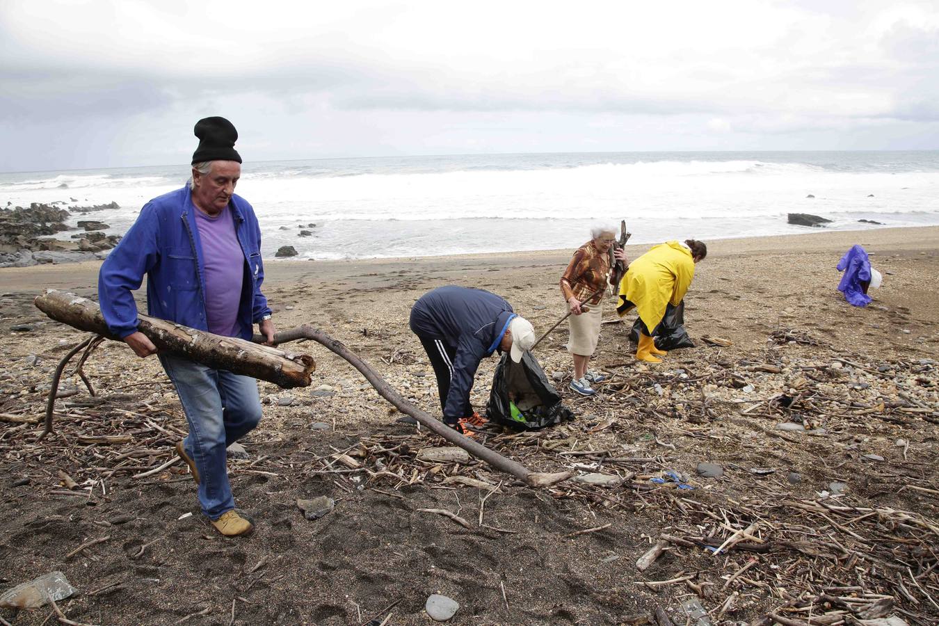 Sextaferia para limpiar la playa de La Atalaya