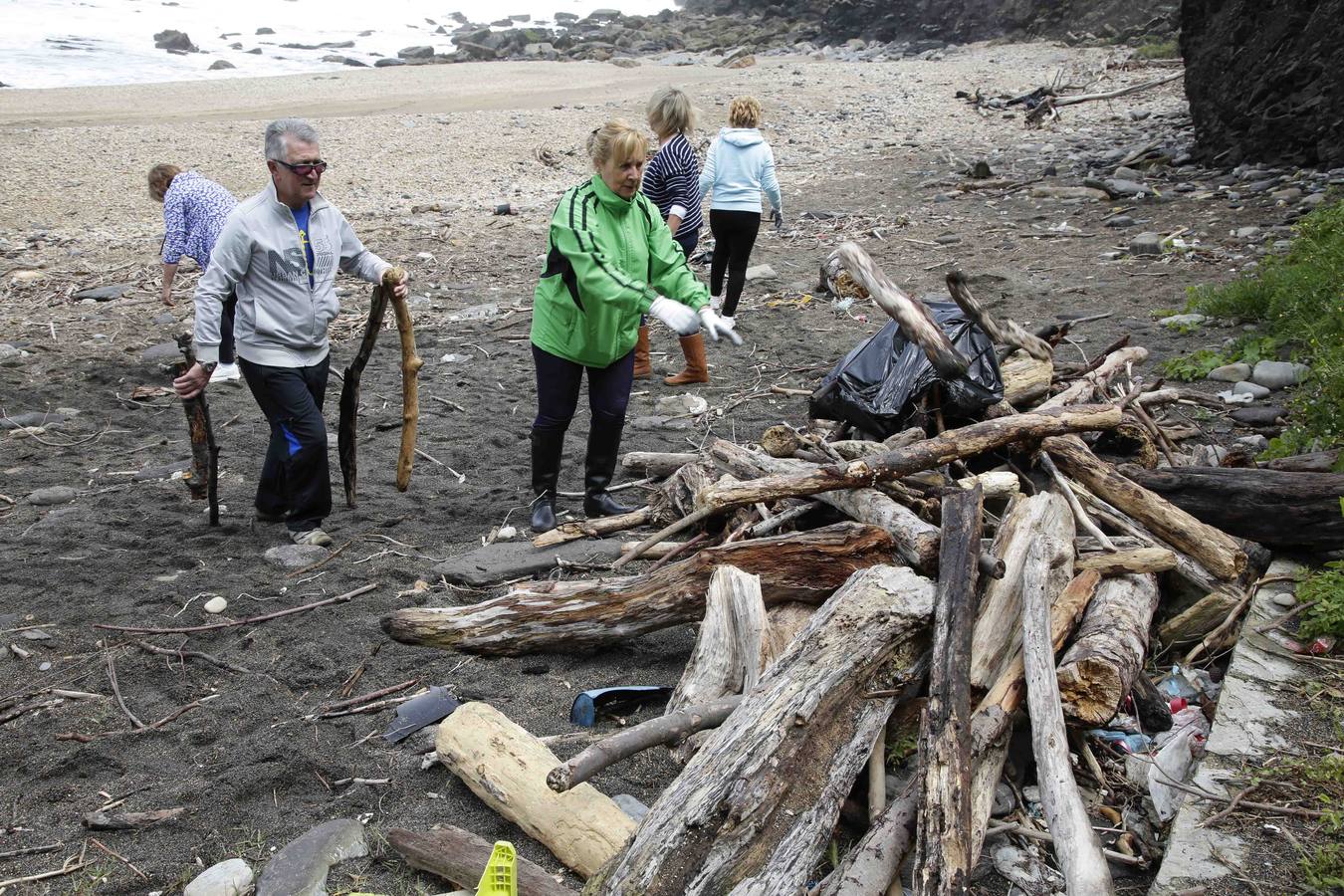 Sextaferia para limpiar la playa de La Atalaya