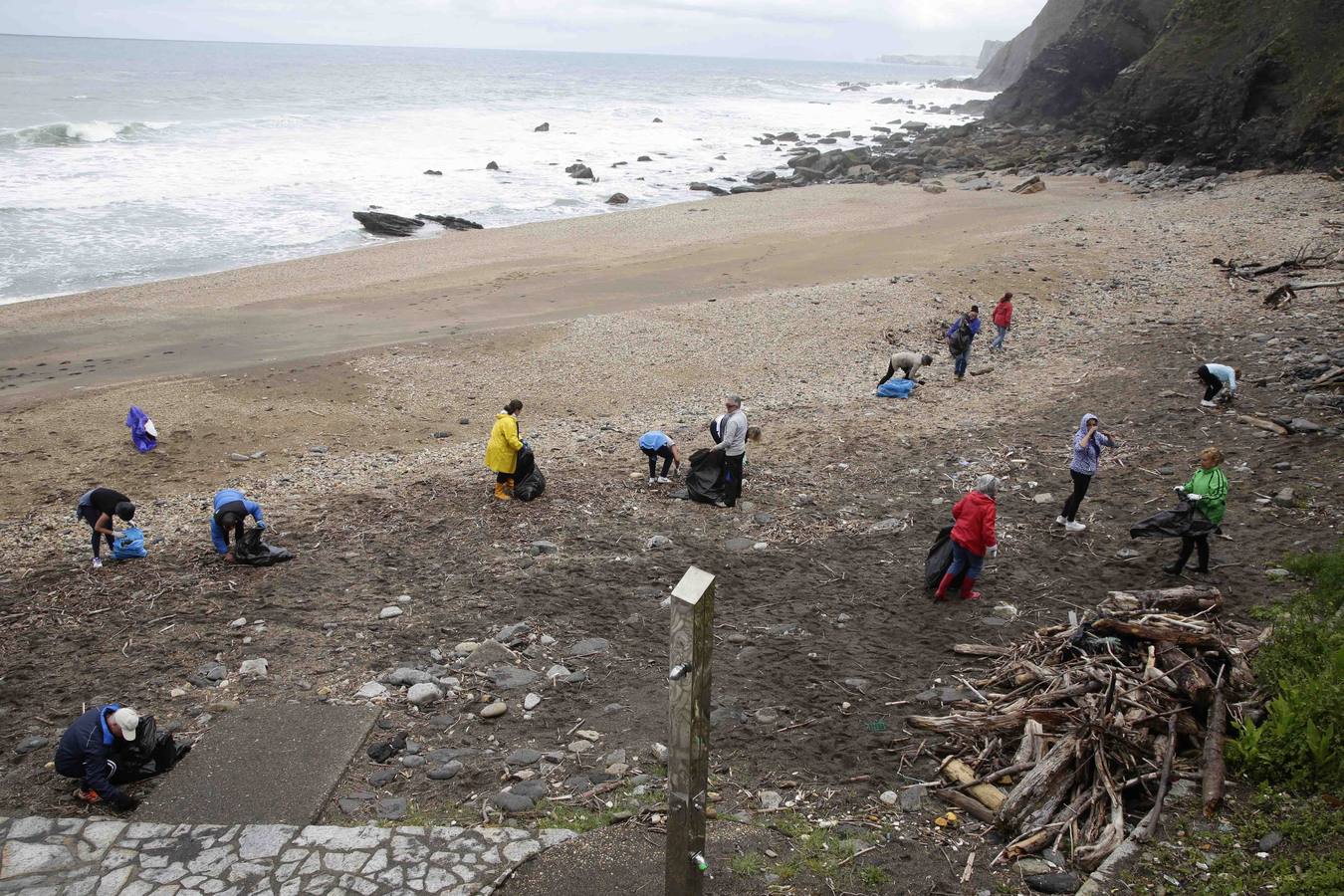 Sextaferia para limpiar la playa de La Atalaya