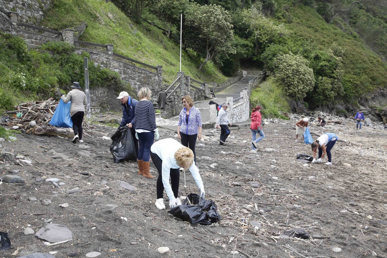 Sextaferia para limpiar la playa de La Atalaya