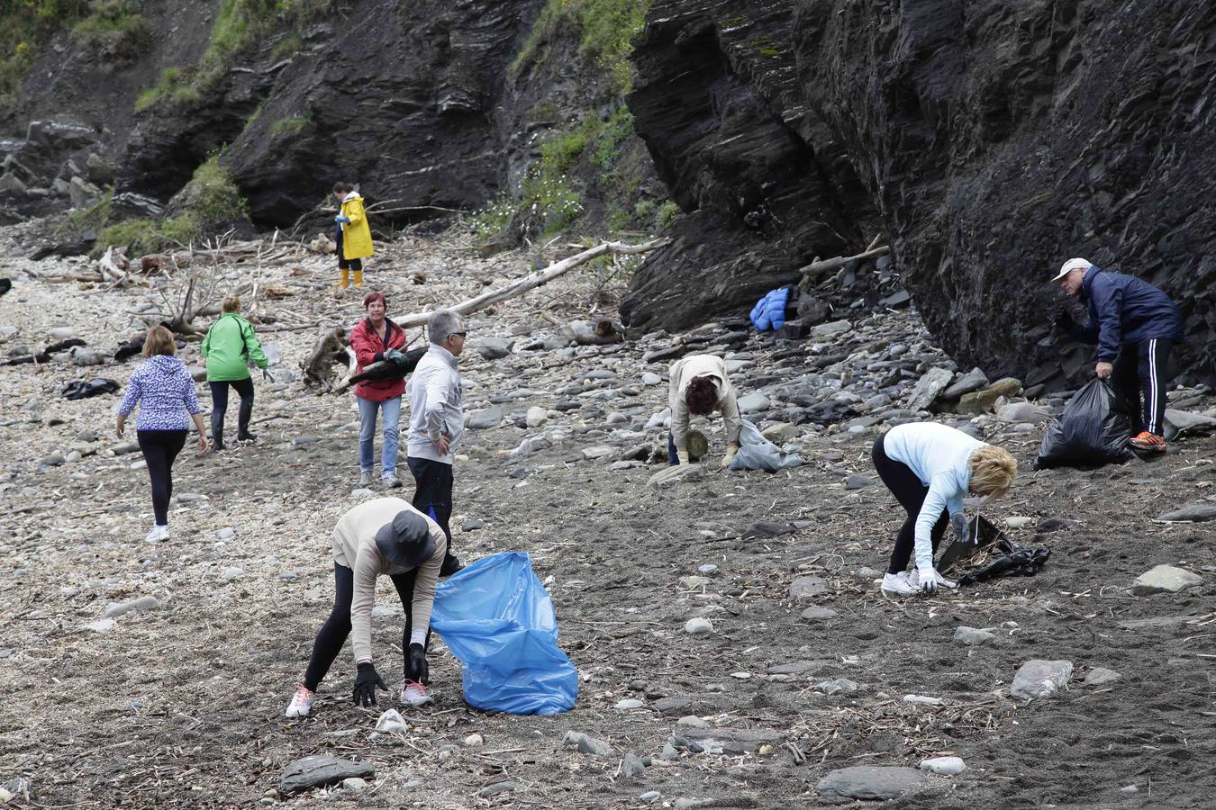 Sextaferia para limpiar la playa de La Atalaya