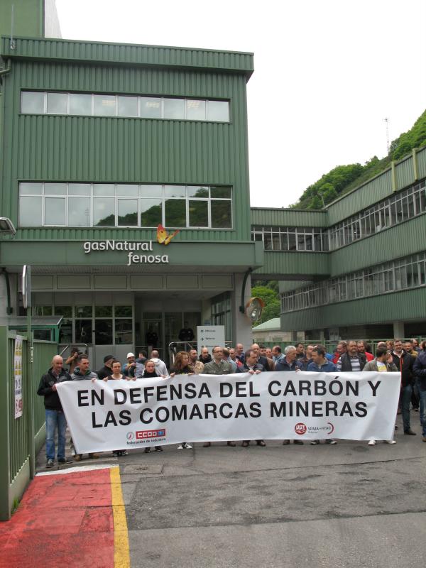 Concentración en la térmica de Soto de la Barca en defensa de la minería