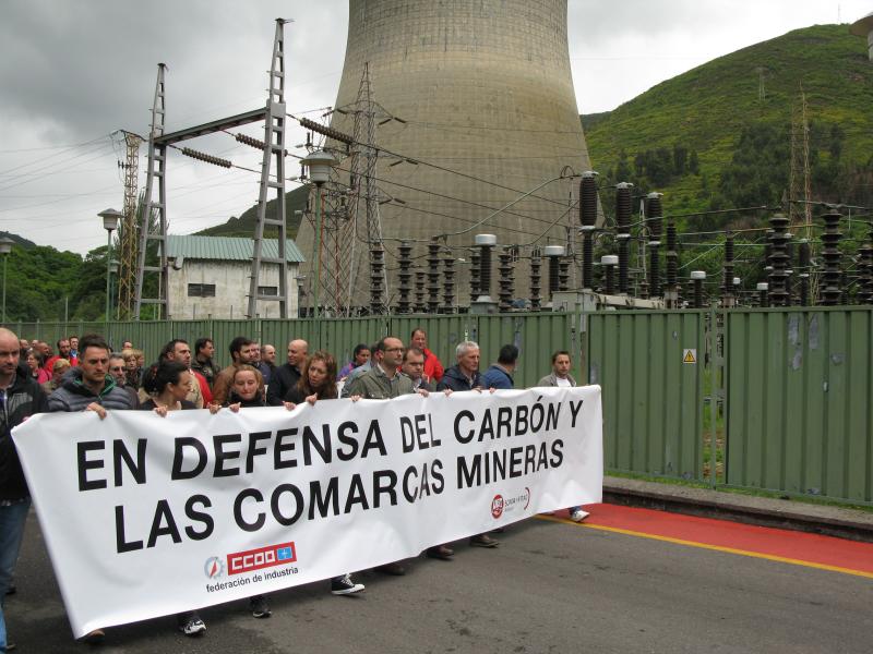 Concentración en la térmica de Soto de la Barca en defensa de la minería