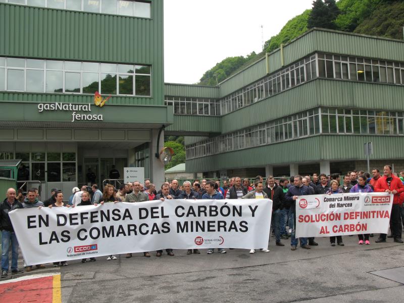 Concentración en la térmica de Soto de la Barca en defensa de la minería