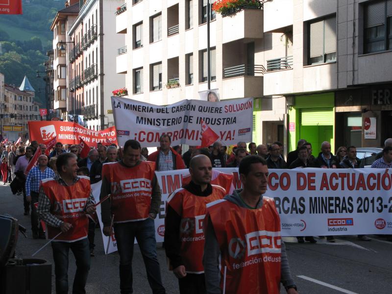 Multitudinaria manifestación en Cangas del Narcea en defensa de la minería