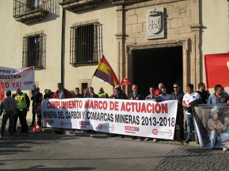 Multitudinaria manifestación en Cangas del Narcea en defensa de la minería