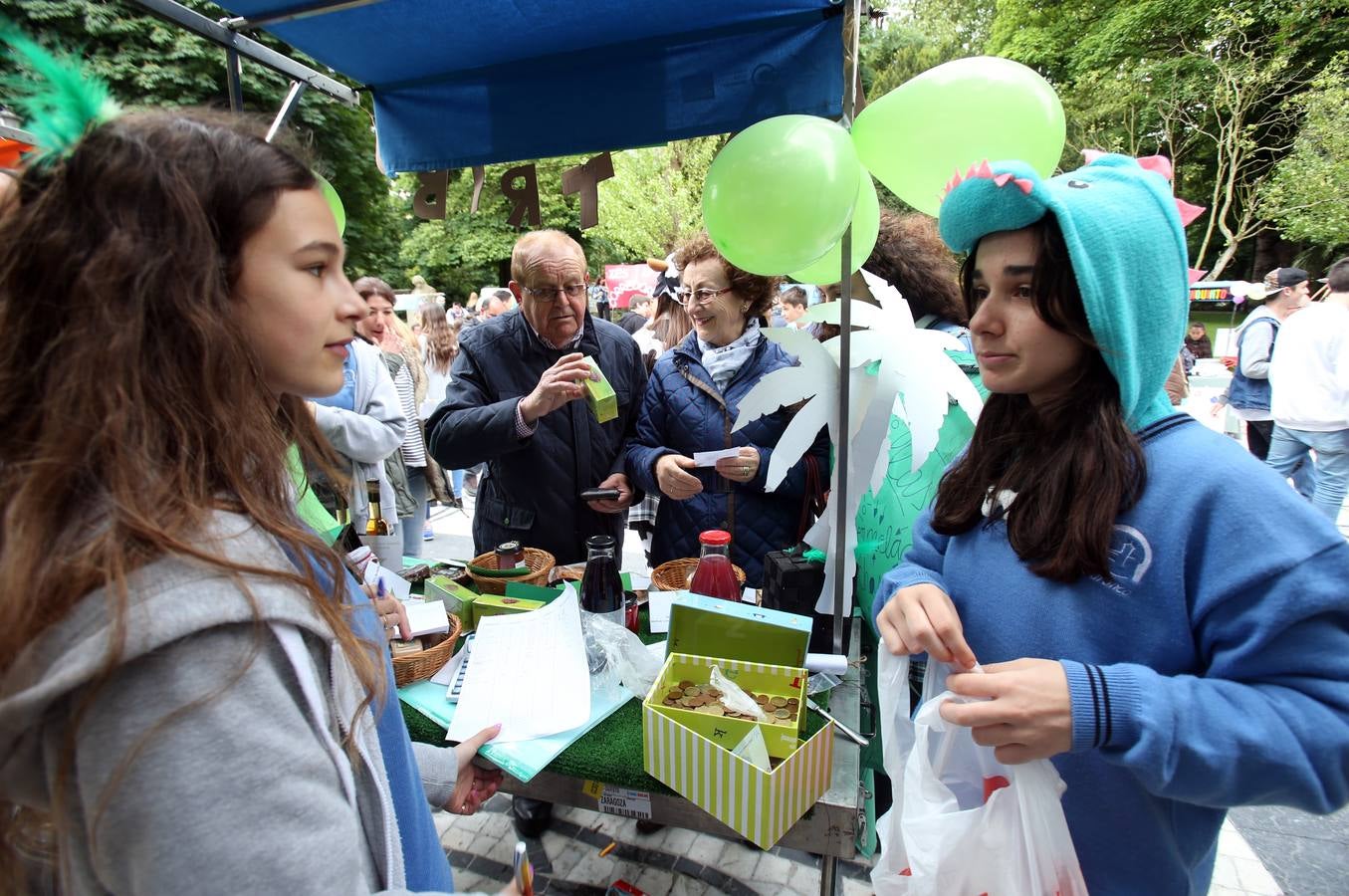 Mercado escolar en el paseo de Los Álamos