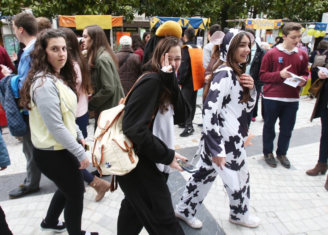 Mercado escolar en el paseo de Los Álamos