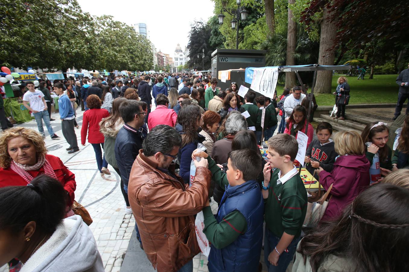 Mercado escolar en el paseo de Los Álamos
