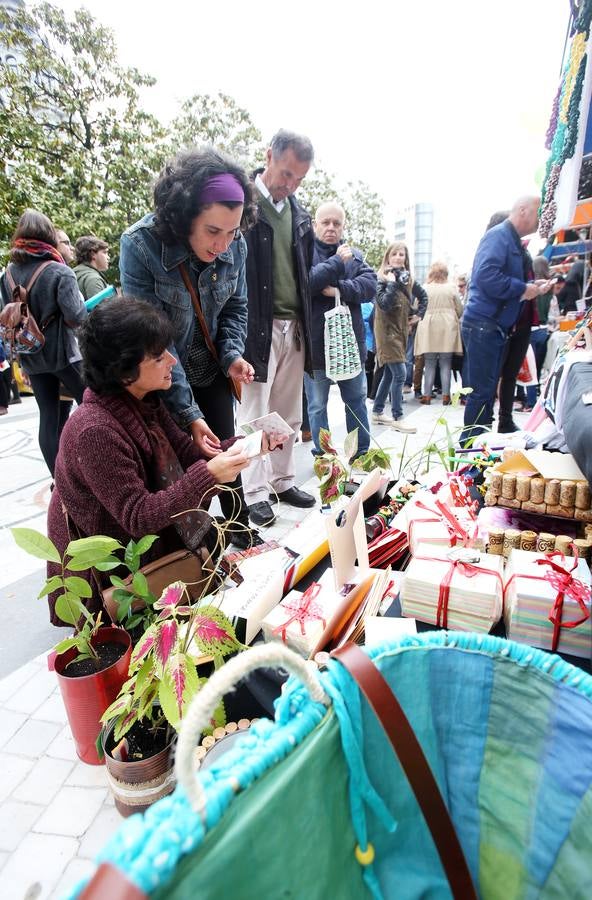 Mercado escolar en el paseo de Los Álamos