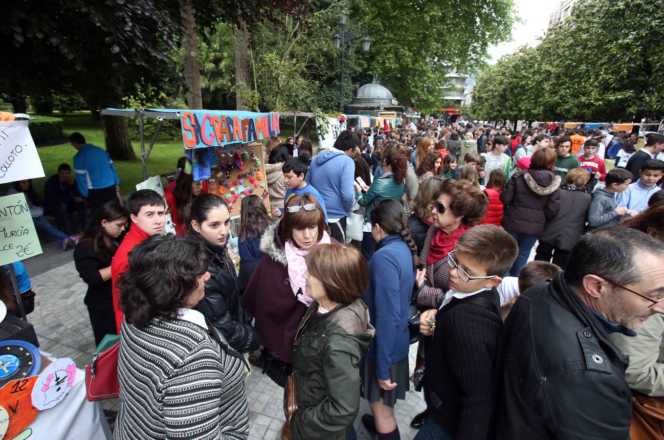 Mercado escolar en el paseo de Los Álamos