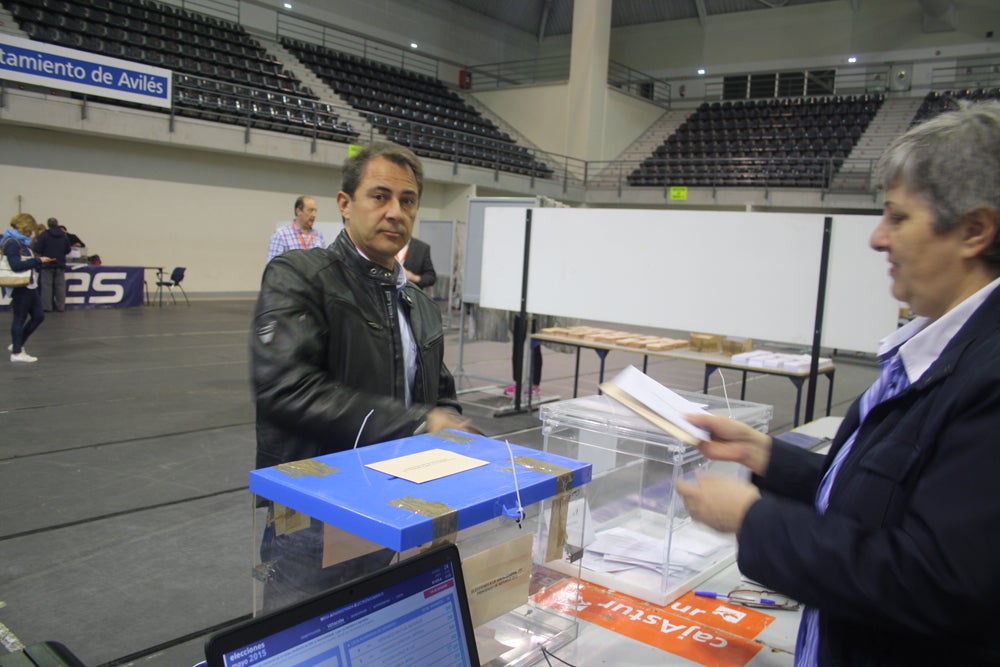 Juan Cuesta, candidato de Ciudadanos, se dispone a votar en El Quirinal. 