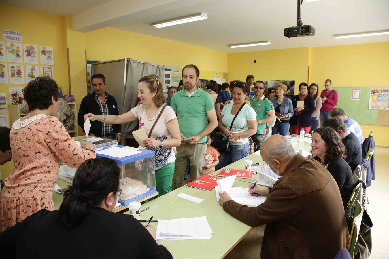 Los asturianos acuden a las urnas